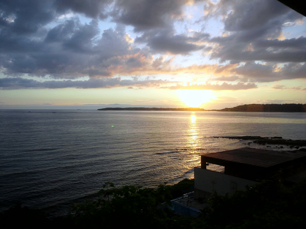 海を隔てて眺める角島と夕日。とってもキレイでした。